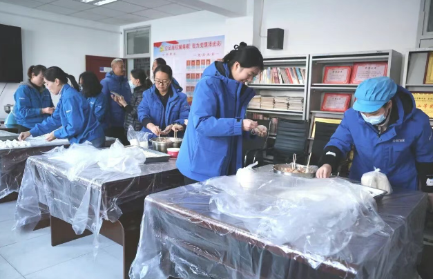 【群团工作】集团工会、团委联合开展青年职工包饺子活动